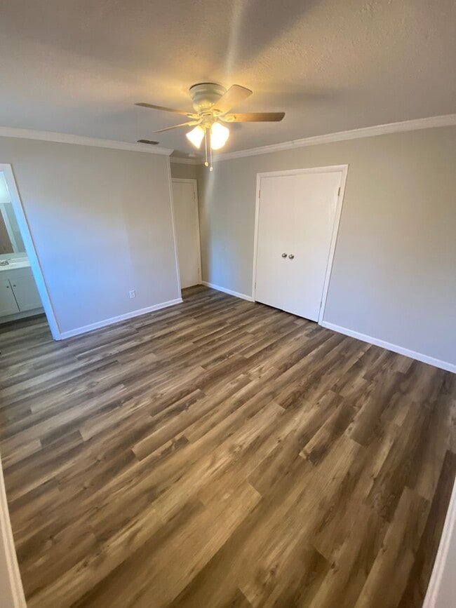 Building Photo - San Vincente