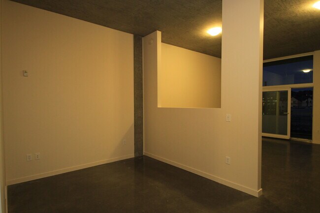 Building Photo - Location! 1Bed, 1 Bath unit in the heart o...