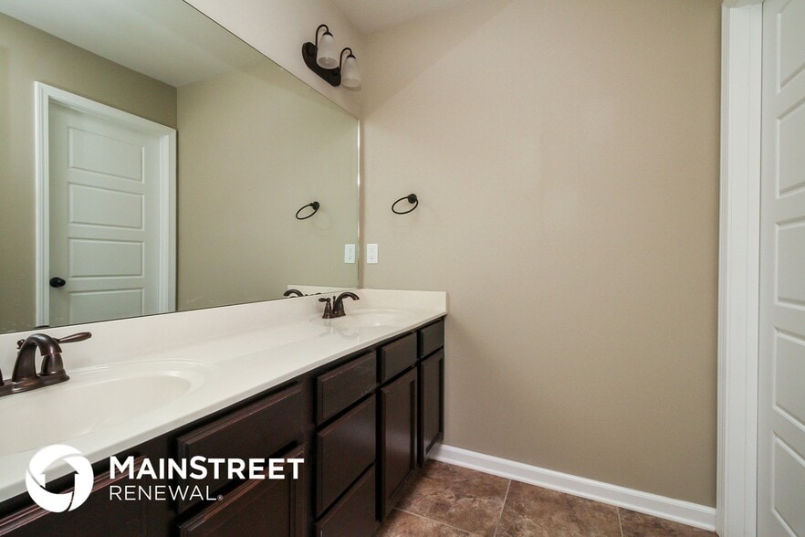 Building Photo - 160 Lyndhurst Dr