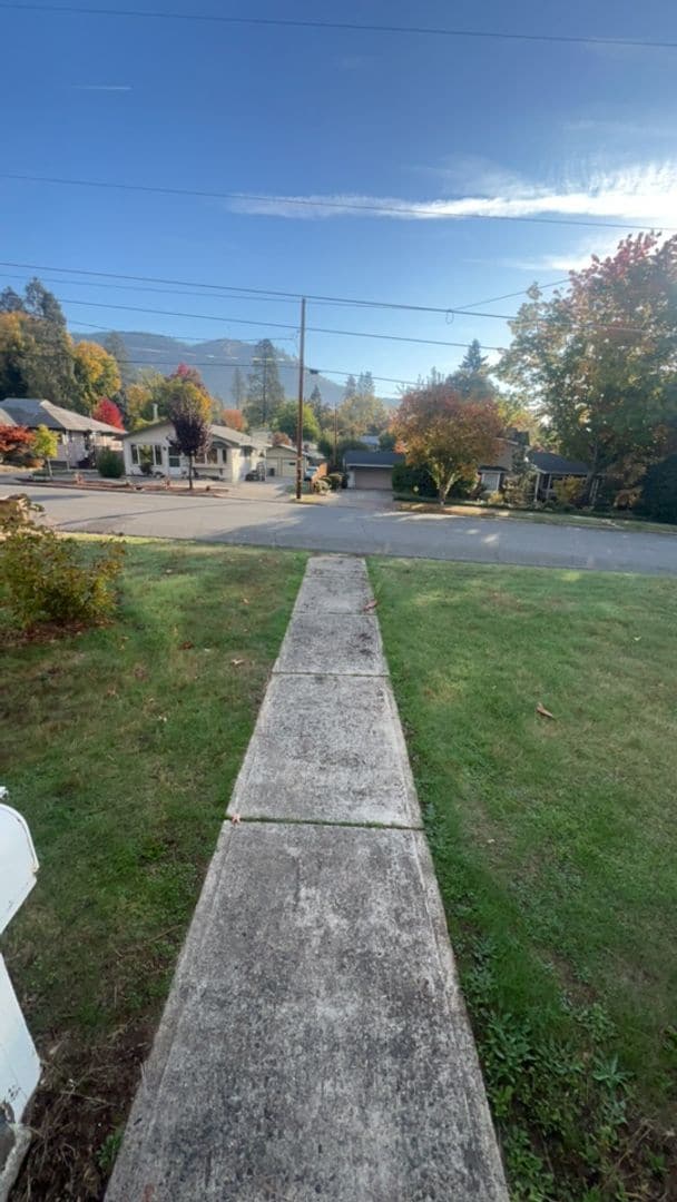 Building Photo - 4BED2BATH - GARAGE, HEAT PUMP AC, BACK YAR...