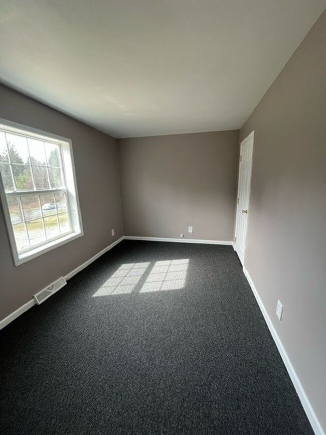 Building Photo - 3 bedroom 3 bathroom