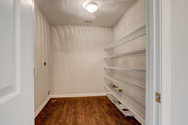 Huge Laundry room - 4 Creekbend Ct