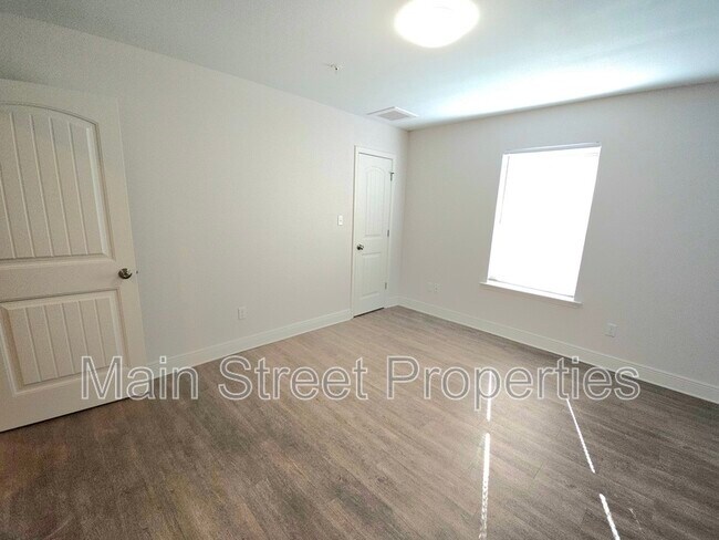 Building Photo - 313 N Navy Blvd