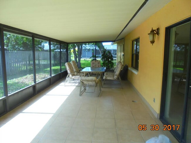 Building Photo - Fantastic 3/2 Home in Sarasota, with Yard ...