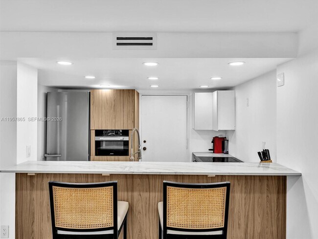 Building Photo - 10000 W Bay Harbor Dr