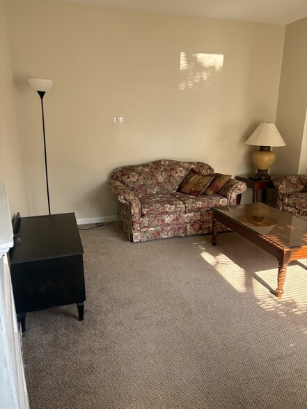 Living room - 606 Dewey Ave