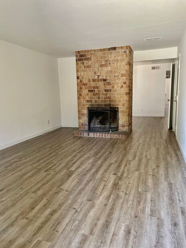 Building Photo - MONTOYA8907-8909