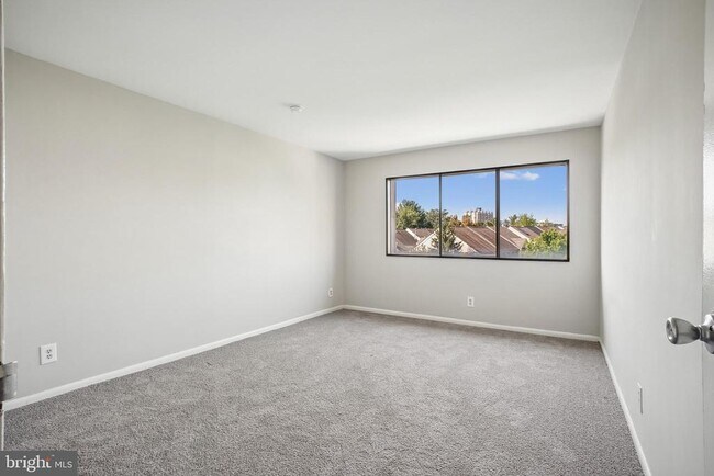 Building Photo - 5831 Quantrell Ave