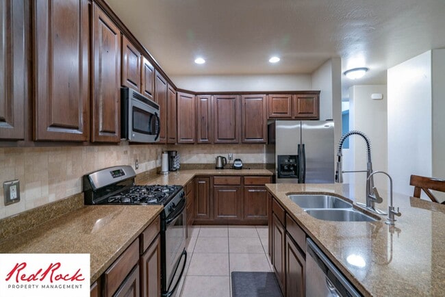 Building Photo - Move In Special- $500 Off First Month's Rent! 3 Bedroom, Fully Furnished Home.