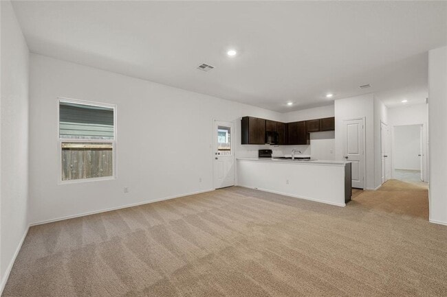 Building Photo - Spacious 3-Bedroom 2 bath with Private Bac...