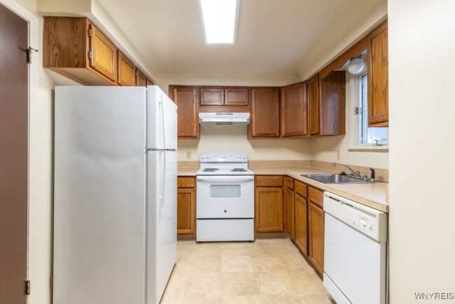 Building Photo - 140 Ayrault Dr