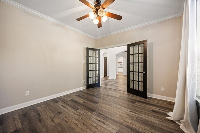 Building Photo - 6010 Gatewood Manor Dr