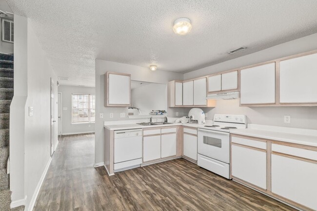 Building Photo - 2 Bed 2.5 Bath Townhome