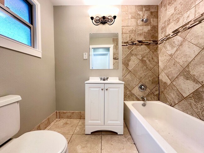 Building Photo - CHARMING ONE LEVEL HOME W/ GARAGE! W/S/G INCLUDED!