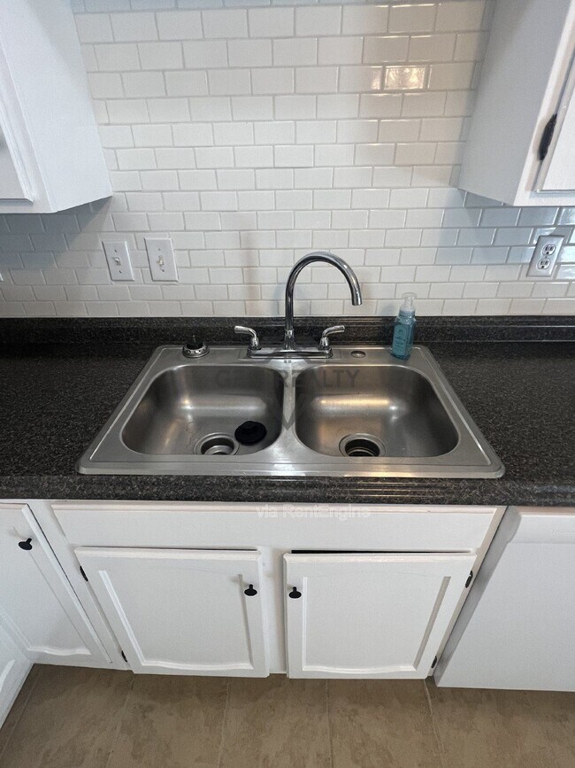 Building Photo - 5253 Daffodil Dr