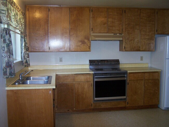 Building Photo - 2 Bed/1 Bath Unit Located in SE Bend Triplex