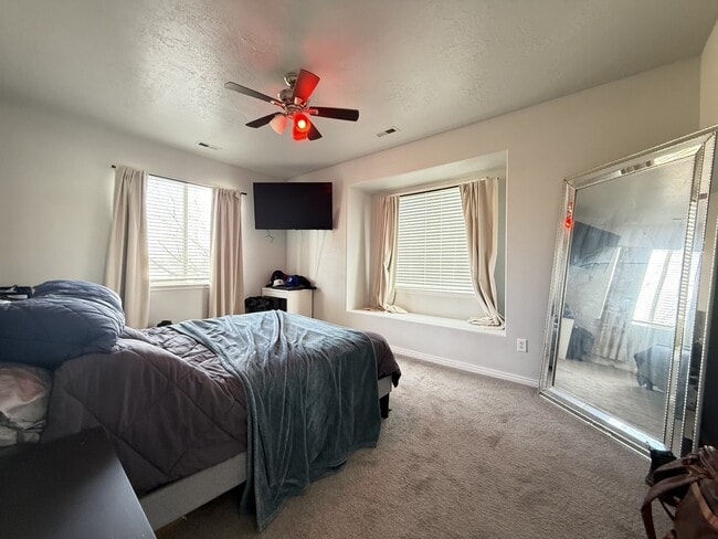 Building Photo - 4737 Oregon Trail Way W