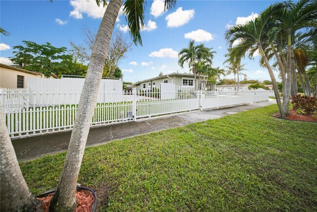 Building Photo - 300 NE 175th St