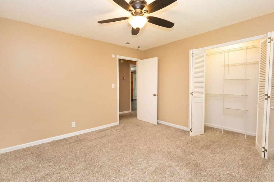 Building Photo - 8260 Oxford Dr