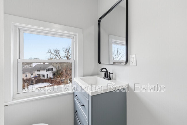 Building Photo - 848 Bank St