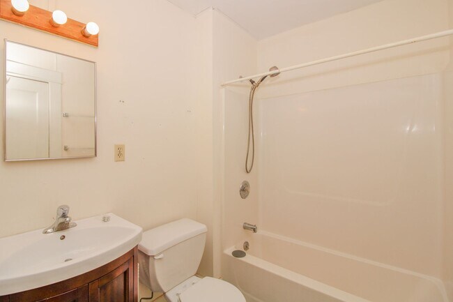 Building Photo - 1721 Cliff Dr