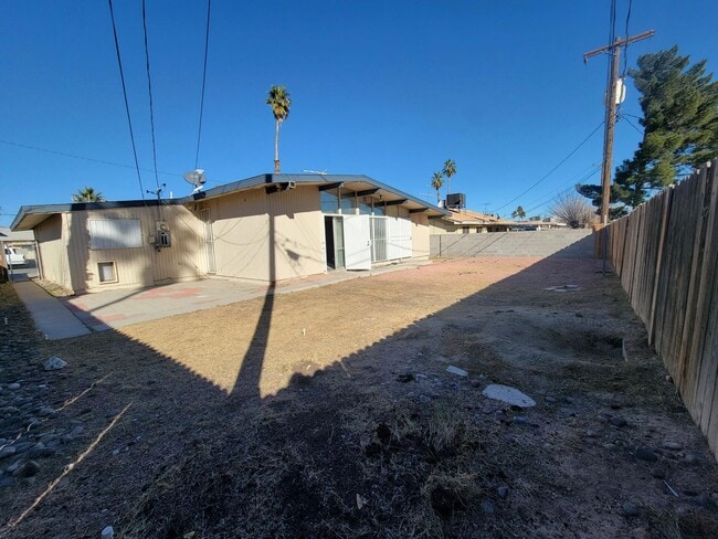 Building Photo - Renovated Single Family Home!  Large backy...