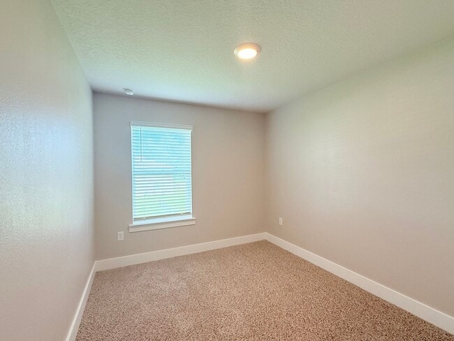 Building Photo - 3 Bed/2.5 Bath Townhome - Prime Pensacola ...