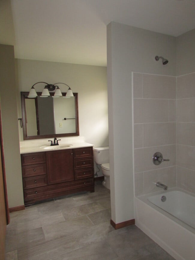 Building Photo - 3 BEDROOM | 2 BATH | GARAGE | SPACIOUS | SOUTH