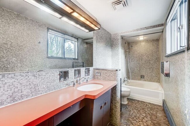 Building Photo - 2881 Observatory Ave