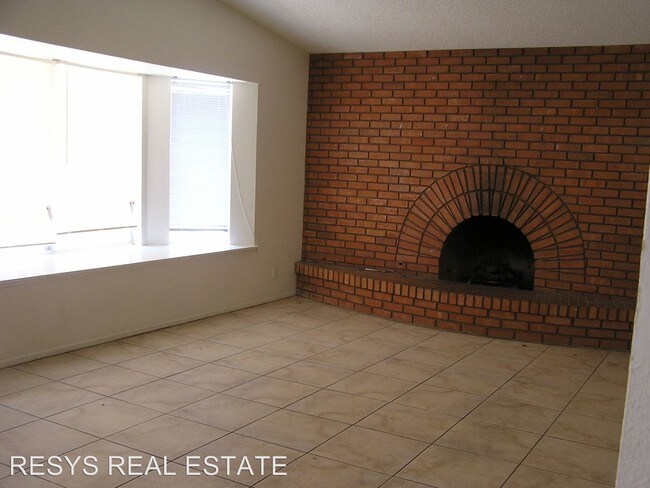 Building Photo - 3 br, 2 bath House - 5592 W TWAIN AVE