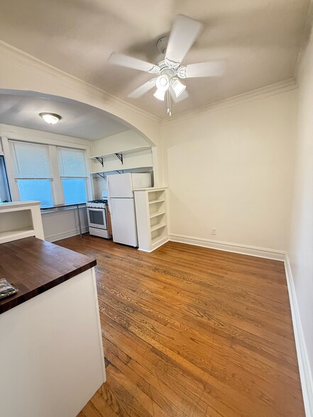 Building Photo - 3235 W Dickens Ave