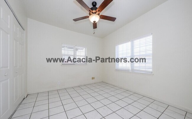 Building Photo - Historic Four Bedroom HOme