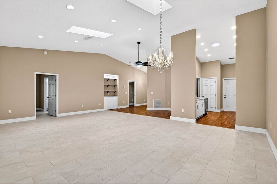 Building Photo - 6535 Brentwood Dr.