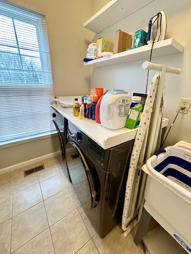 Building Photo - 5 Milestone Manor Ct