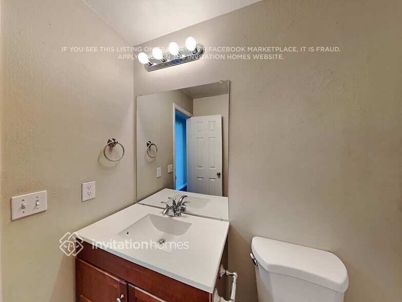 Building Photo - 1425 S Olathe Way