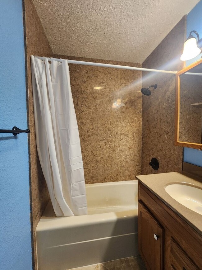 Building Photo - 3 Bedroom Home in Shawnee