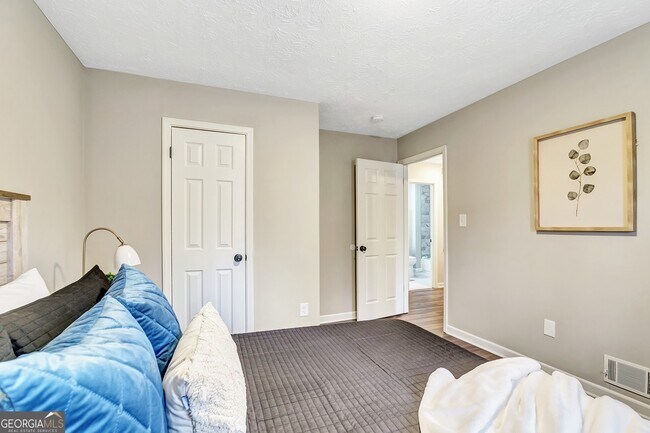 Building Photo - 3017 Valley View Dr