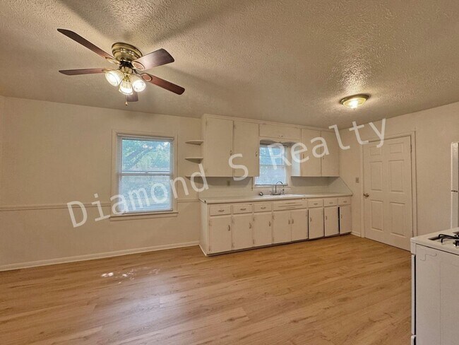 Building Photo - Cute 2 Bedroom Home Located Near Fort & Su...