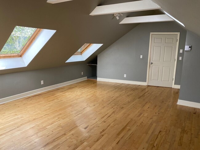 Building Photo - Mountain Views!