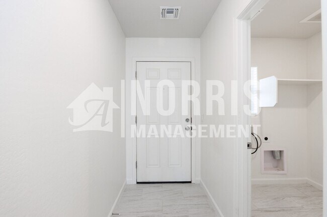 Building Photo - Newer Home in Eloy