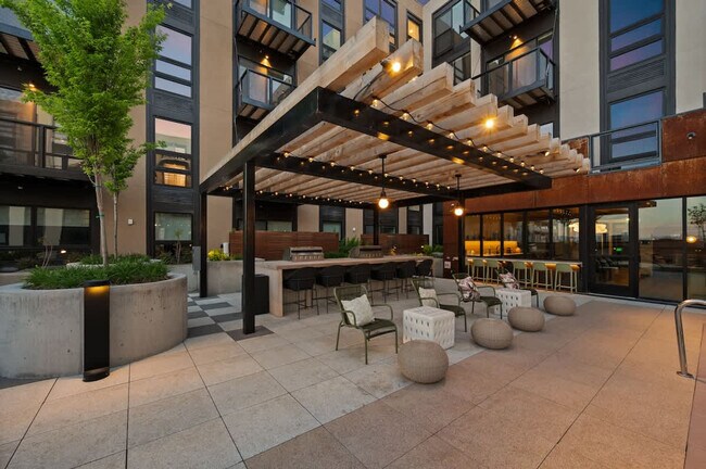 Building Photo - 610 400 W