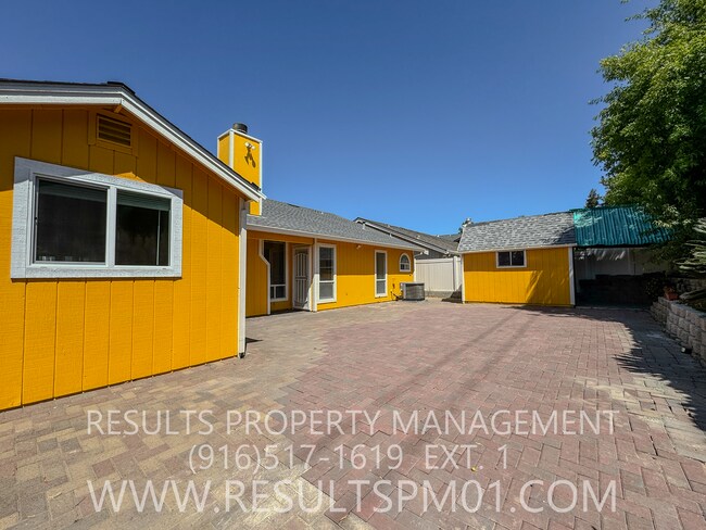 Building Photo - Spacious 4 Bedroom on corner lot