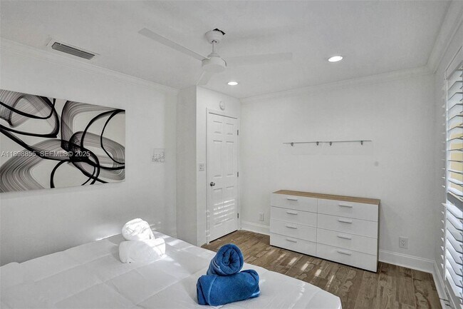 Building Photo - 2120 SW 28th Way