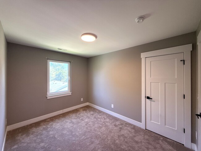 Building Photo - 133 Openview Dr