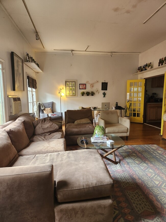 livingroom towards kitchen - 1030 N Hayworth Ave