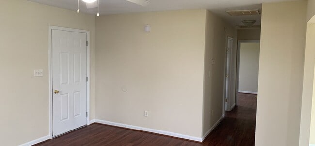Building Photo - Quiet Living close to the City!
