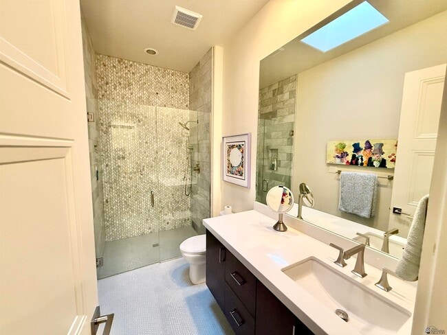 Building Photo - 1330 W Ridgeview Dr