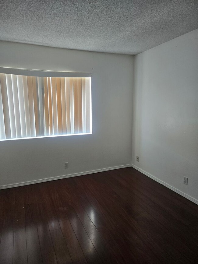 Building Photo - Condo Near Oxnard College