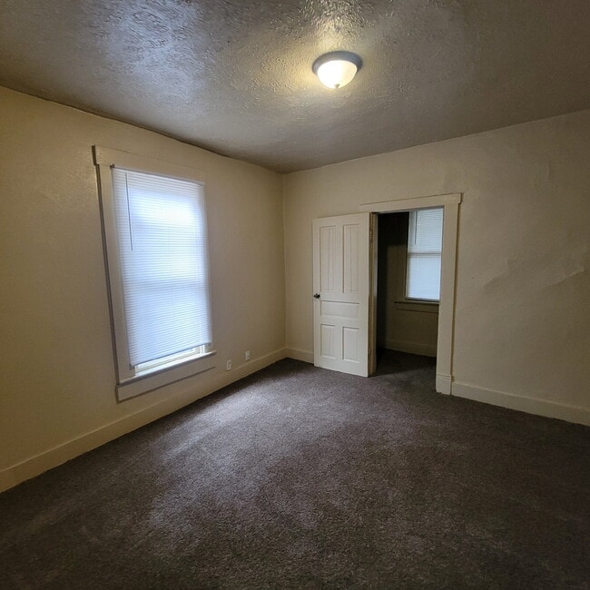 Building Photo - Near Eastside 3BR House!