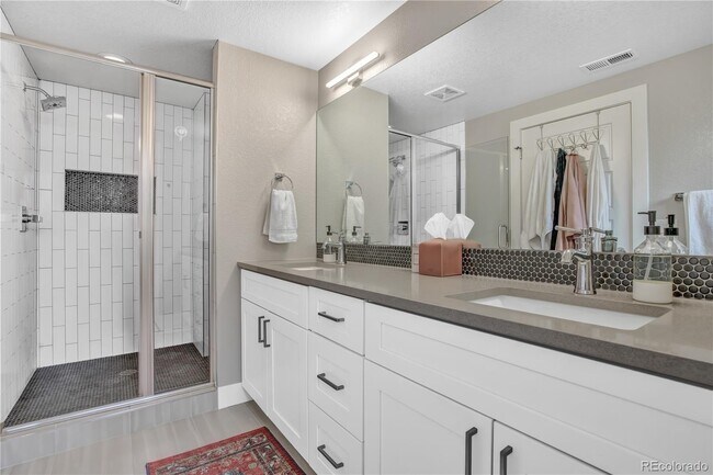 Building Photo - Spacious 3-Bed Townhouse with Finished Basement in Denver's Heart